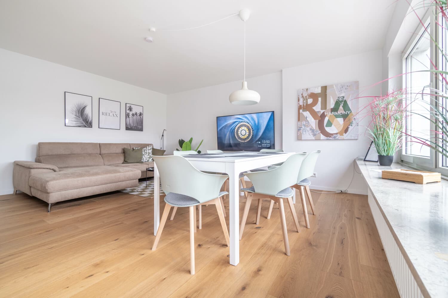 Wohn- und Essbereich mit Sofa, Esstisch und Arbeitsplatz